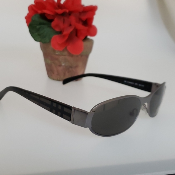 Burberry vintage shades